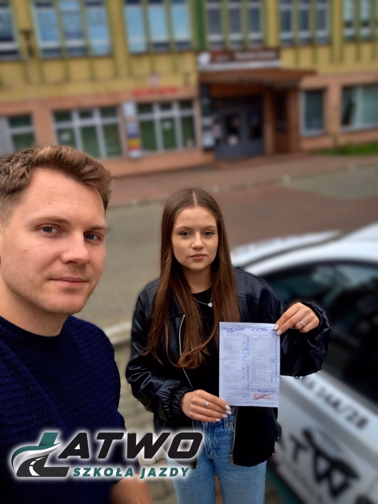 instruktor szkoły jazdy łatwo wraz z kursantką z pozytywnym wynikiem egzaminu przy samochodzie szkoły jazdy Łatwo